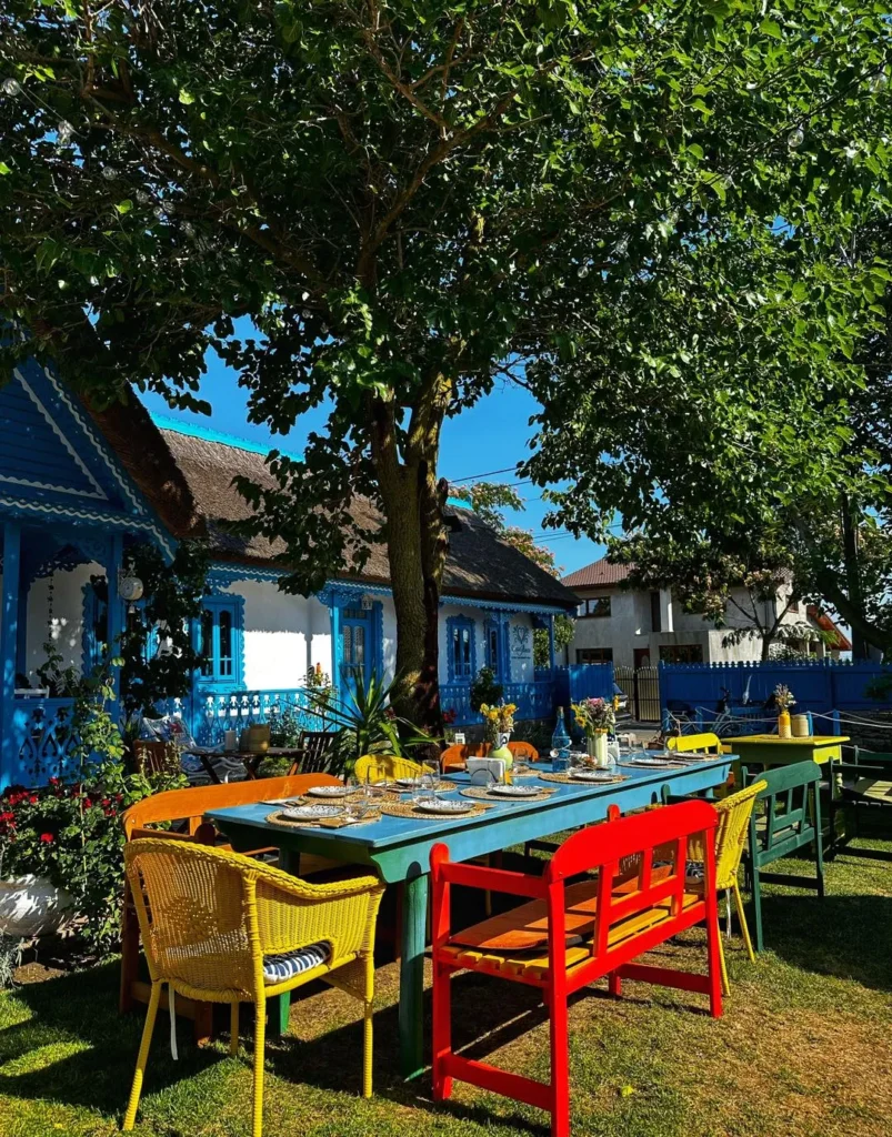 Curte tradițională românească cu mobilier colorat