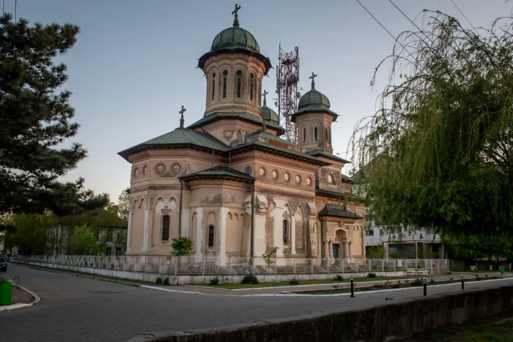 Biserică ortodoxă tradițională în România la apus.