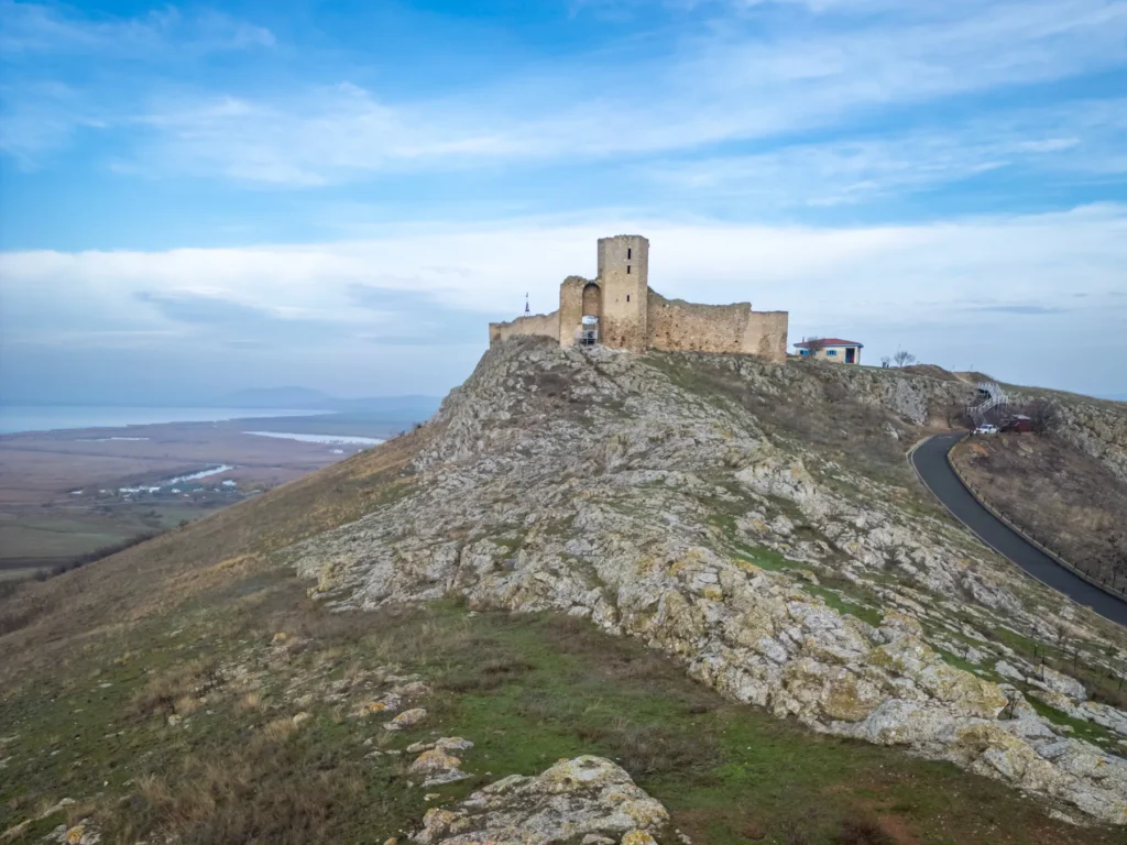 Ruinele cetății Enisala pe deal stâncos