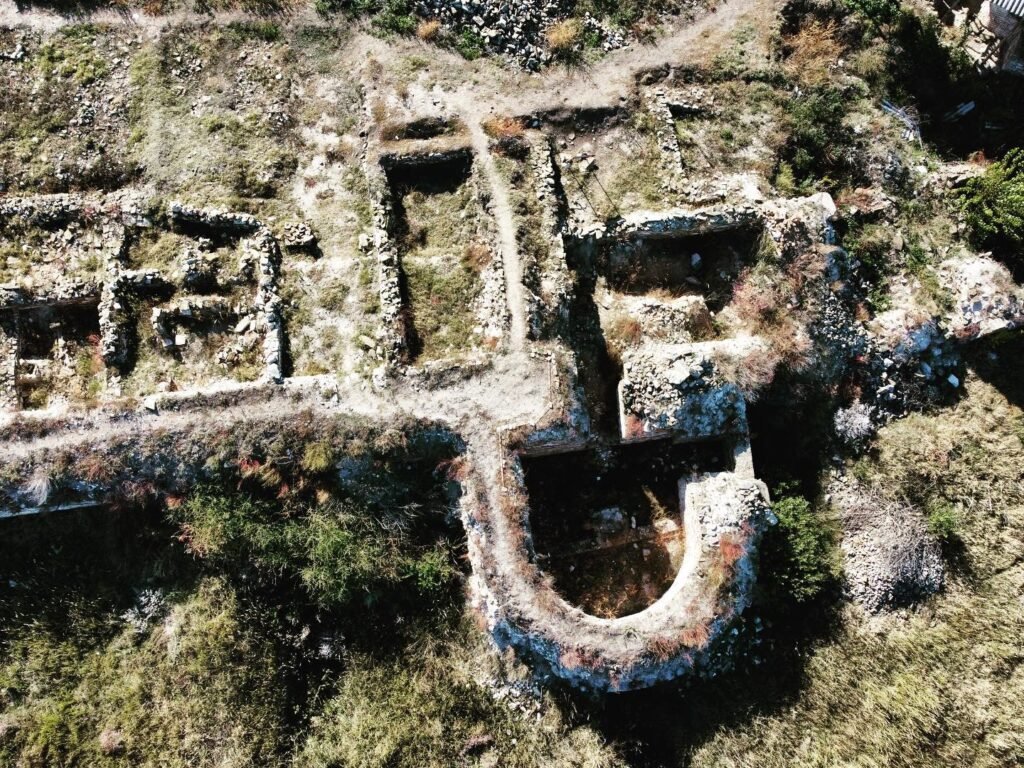 Ruinele vechi ale cetății văzute de sus.