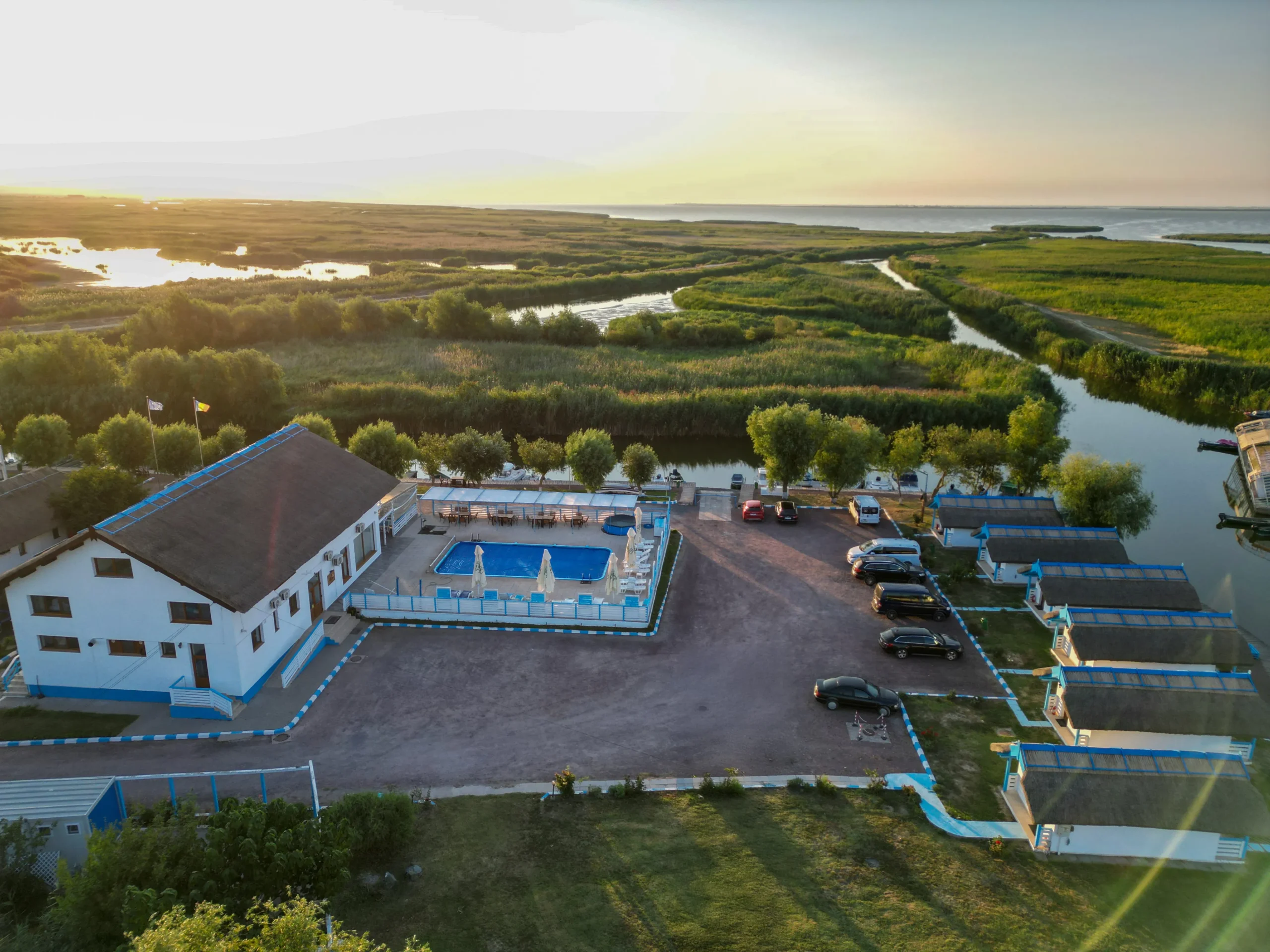 Les chambres dans une auberge avec vue sur le lac
